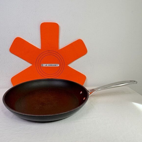 LE CREUSET  Toughened Nonstick PRO 12” Fry Pan 30 CM Gray - Picture 2 of 13